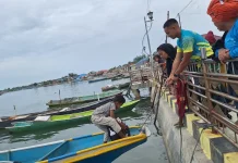 Personel Kodim/1417 Kendari Bantu Warga Pesisir Petoaha