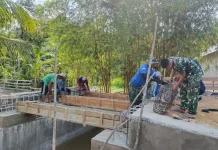 Satgas TMMD Kendari dan Warga Cor Jembatan Sambuli