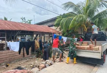 Satgas TMMD Kendari dan Warga Melangsir Material Bersama