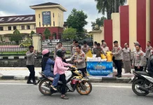 Biro SDM Polda Sultra Bagikan Paket Takjil Ramadan