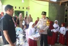 Polri Salurkan Bantuan Perlengkapan Sekolah di Kabupaten Kolaka