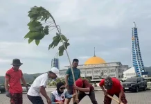DPC PDI Perjuangan Kendari Gelar Aksi Bersih dan Penghijauan di Masjid Al Alam