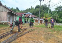 Satgas TMMD 127 Kendari dan Warga Rakit Besi Tulangan