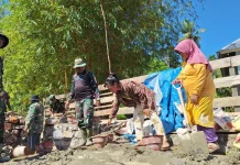 Ibu-Ibu Sambuli Bantu Satgas TMMD Angkut Material Bangunan