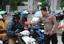 Tiga Satker Polda Sultra Serentak Bagikan Takjil