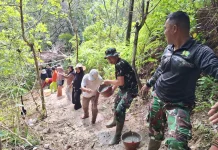 Satgas TMMD ke-127 Kendari dan Warga Sambuli Langsir Material Cor