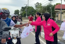Bhayangkari Sultra Bagikan Ratusan Paket Takjil di Kendari