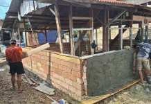 Satgas TMMD ke-127 Kendari Plester Dinding RTLH di Petoaha