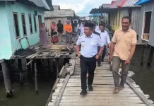 Bupati Muna Barat Tinjau Rumah Tidak Layak Huni