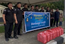 Humas Polda Sultra Bagikan Takjil Ramadan
