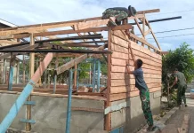Satgas TMMD Kendari Pasang Dinding Kayu RTLH Petoaha