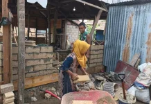 Semangat Ibu Ninda Dukung Satgas TMMD Bangun Hunian