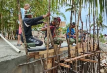 Satgas TMMD Kendari Pasang Besi Sandaran Jembatan Sambuli