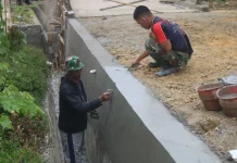 Satgas TMMD Kendari Plester Dinding Drainase Kelurahan Sambuli