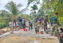 Satgas TMMD Kendari Cor Tiang Pagar Jembatan Sambuli