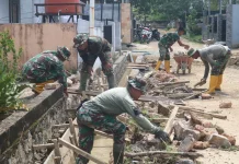 Sinergi Satgas TMMD Bangun Saluran Air Kelurahan Anggoeya