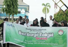 Wujud Solidaritas, DWP RRI Kendari Gelar Aksi Berbagi Takjil Gratis