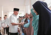Gubernur Sulawesi Tenggara Bagikan Sembako Bagi Lansia