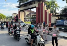 Biddokkes dan Bidkum Polda Sultra Bagikan Takjil