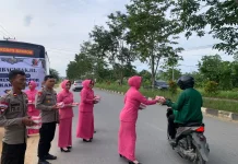 Personil Brimob Resimen II Sultra dan Bhayangkari Berbagi Takjil