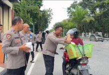 Biro SDM Polda Sultra Bagikan Ratusan Paket Takjil di Masjid Al Amin