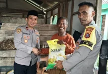 Berkah Ramadan, Polsek Soropia Berbagi Takjil dan Beras kepada Warga