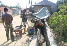 Satgas TMMD 127 Kodim 1417/Kendari Percepat Plasteran Drainase di Anggoeya