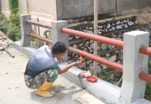 Sentuhan Kuas TNI, Satgas TMMD 127 Percantik Jembatan di Kelurahan Anggoeya