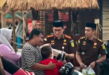 Kejari Wakatobi Berbagi Takjil dan Salurkan Bantuan Sosial di Pesantren