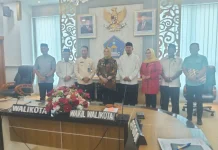 Wali Kota Kendari Siska Karina Imran dan Wakil Serahkan Zakat Fitrah