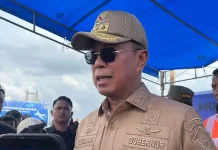 Gubernur Andi Sumangerukka  Salat Idulfitri di Masjid Raya Al Kautsar Kendari
