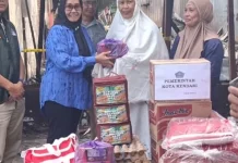 Pemkot Kendari Salurkan Bantuan Korban Kebakaran di Bende