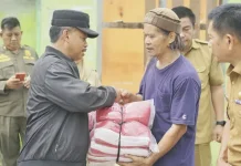 Wakil Bupati Kolaka Utara Serahkan Bantuan untuk Korban Kebakaran di Desa Tolala