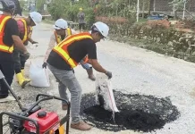 Komunitas Abu Langit Official Kendari Tambal 13 Titik Jalan Berlubang