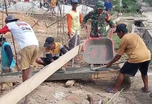 Babinsa Koramil Lainea Bantu Pengecoran Rumah Warga Anduna