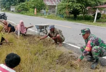 Babinsa Koramil Lainea Bersama Warga Bersihkan Jalan Lintas Amolengo
