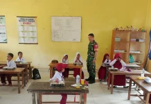Babinsa Soropia Dampingi Penyaluran Makan Bergizi Gratis Siswa