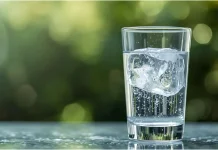Minum Air Es, Benarkah Bahaya untuk Pencernaan?