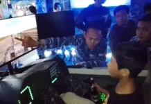 Sensasi Mengemudikan Pesawat di Stan Pameran Pangkalan Udara Haluoleo