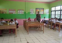 Babinsa Koramil Lainea Pantau Penyaluran MBG di Laeya