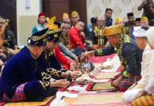 KASAU dan Gubernur Sultra Resmi Terima Gelar Kehormatan Adat Tolaki