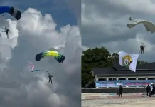 18 Penerjun TNI AU Hiasi Langit Kendari pada HUT ke‑62 Sultra
