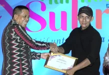 Sidin La Hoga Terima Penghargaan HUT ke-62 Sultra