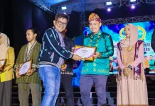 Lurah Rate-Rate Raih Penghargaan Tokoh Penggerak Ekonomi Kreatif Sultra