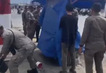 Satpol PP Tertibkan Pedagang di Bahu Jalan