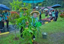 Wali Kota Menyerahkan Bibit Pohon Secara Simbolis Kepada Sekjen UCLG ASPAC