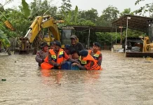 Brimob Polda Sultra Evakuasi Warga  Terdampak Banjir