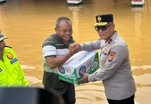 Wakapolda Sultra Salurkan 200 Paket Bantuan Korban Banjir