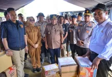 Mentan Amran Sulaiman dan Wali Kota Kendari Serahkan Bantuan Korban Banjir