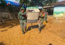 Pasca Banjir Kali Wanggu, TNI dan Warga Lakukan Pembersihan